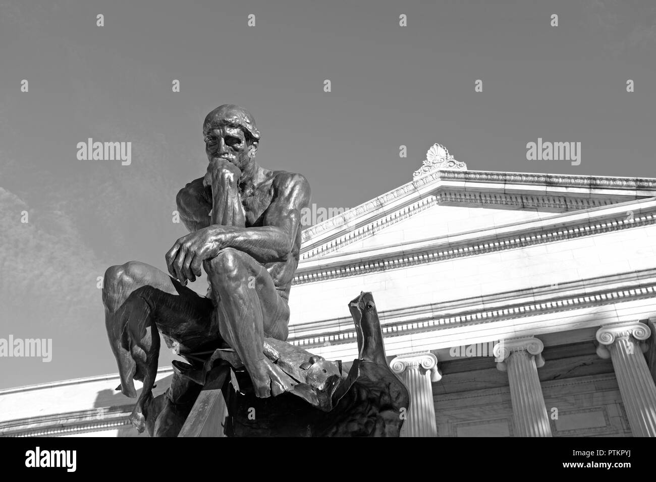 Le Penseur, par Augusten Rodin, reposant sur un piédestal sur la terrasse sud du Cleveland Museum of Art de Cleveland, Ohio, USA. Banque D'Images