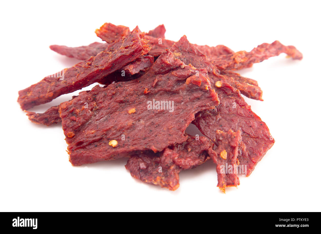 Une Pile de la charque chaude et épicée avec des flocons de piment rouge Banque D'Images