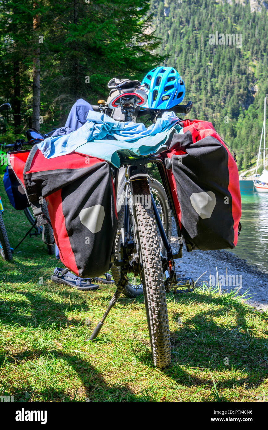 Location de VTT avec valises, tour à vélo, passage des Alpes, Via Claudia Augusta, Upper Bavaria, Bavaria, Germany Banque D'Images