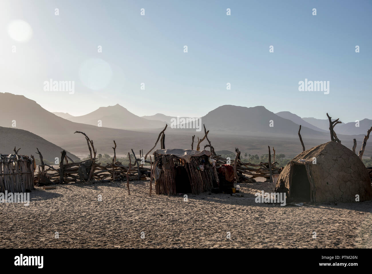 Un village Himba traditionnel avec des huttes de boue dans la province éloignée du Kaokaland à proximité de la ville de Purros en Namibie. Banque D'Images