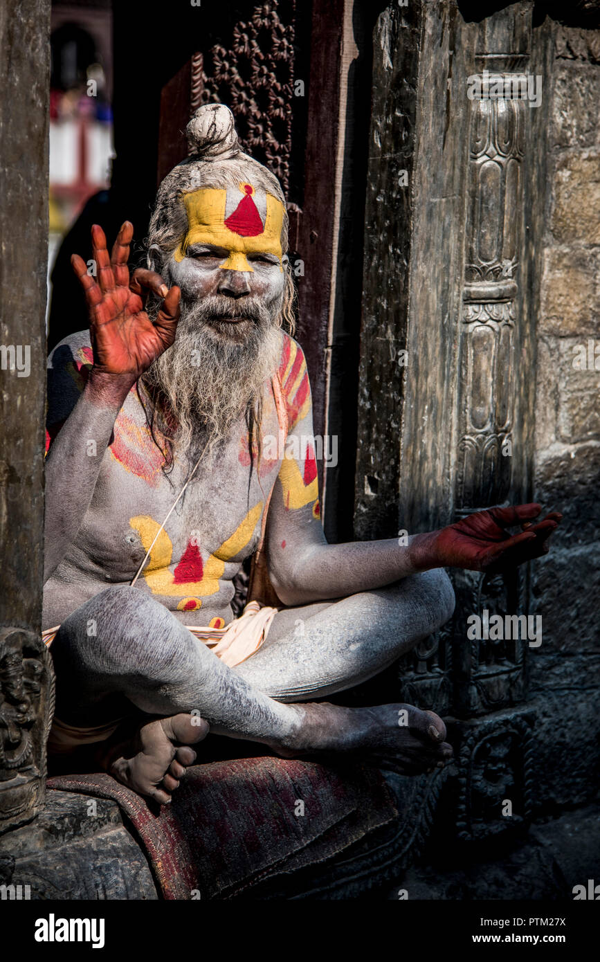 Un Saddhu couverts en frêne à Katmandou au Népal. Banque D'Images