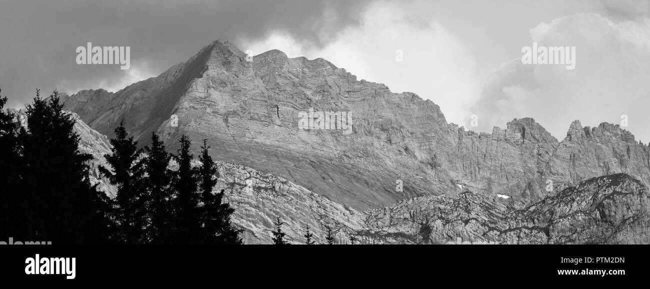 Paysage alpin avec Peaceful Mounain et arbres Banque D'Images