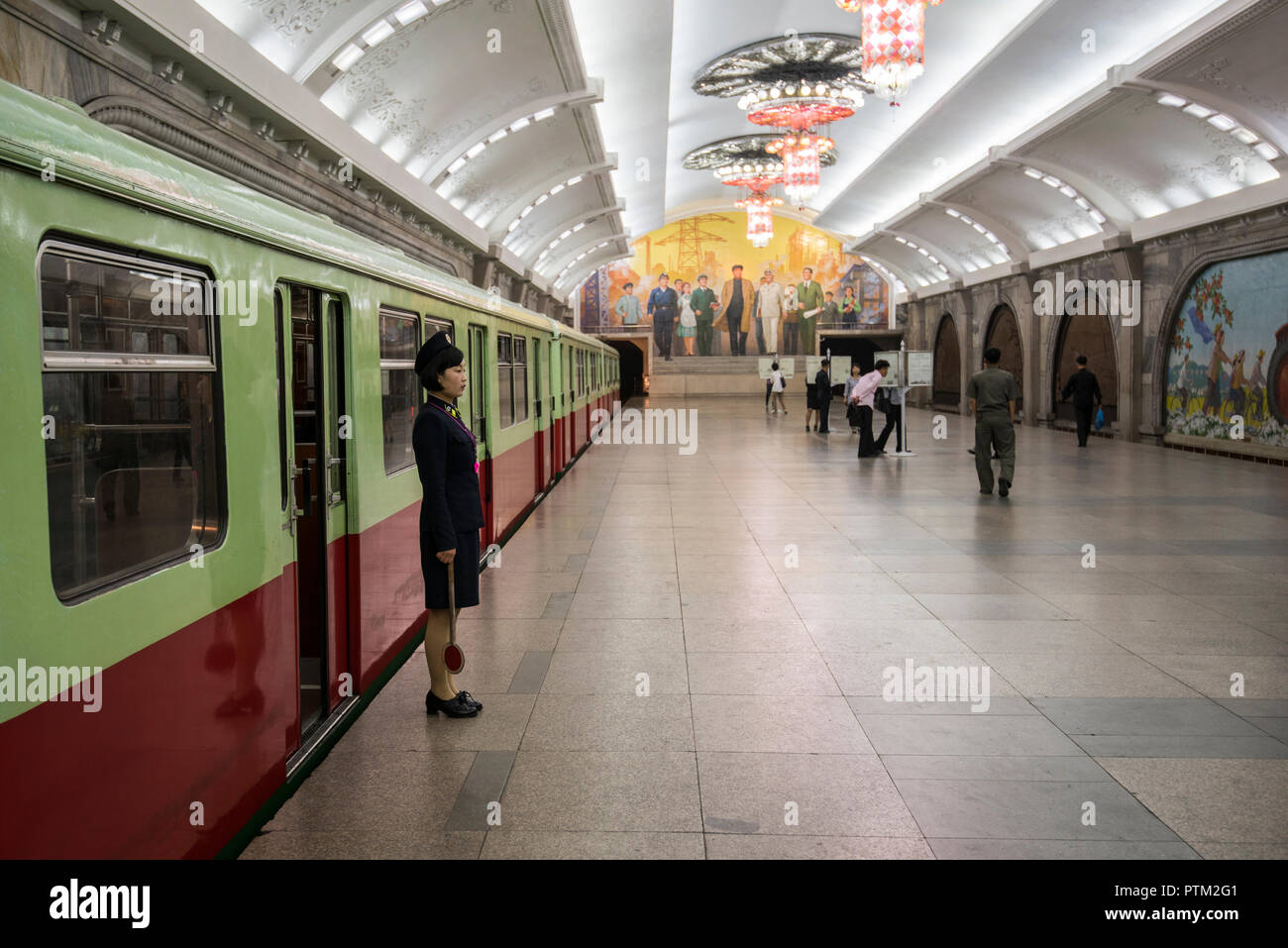 Les stations de métro de Pyongyang couvert de lustres de mosaïques colorées  et les chariots à partir de l'Allemagne de l'Est Photo Stock - Alamy