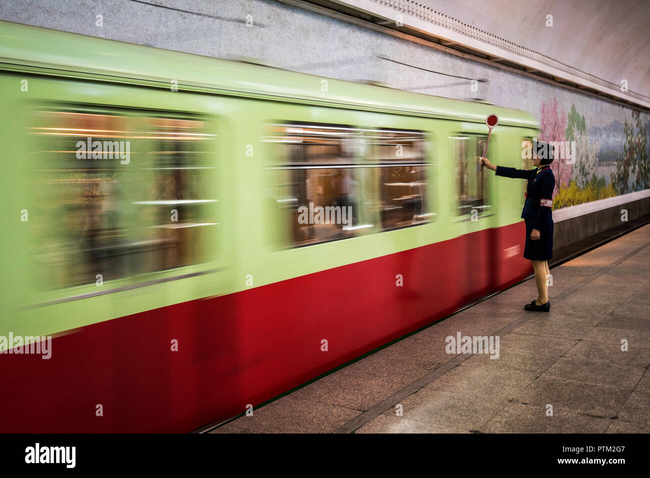 Les stations de métro de Pyongyang couvert de lustres de mosaïques colorées et les chariots à partir de l'Allemagne de l'Est. Banque D'Images