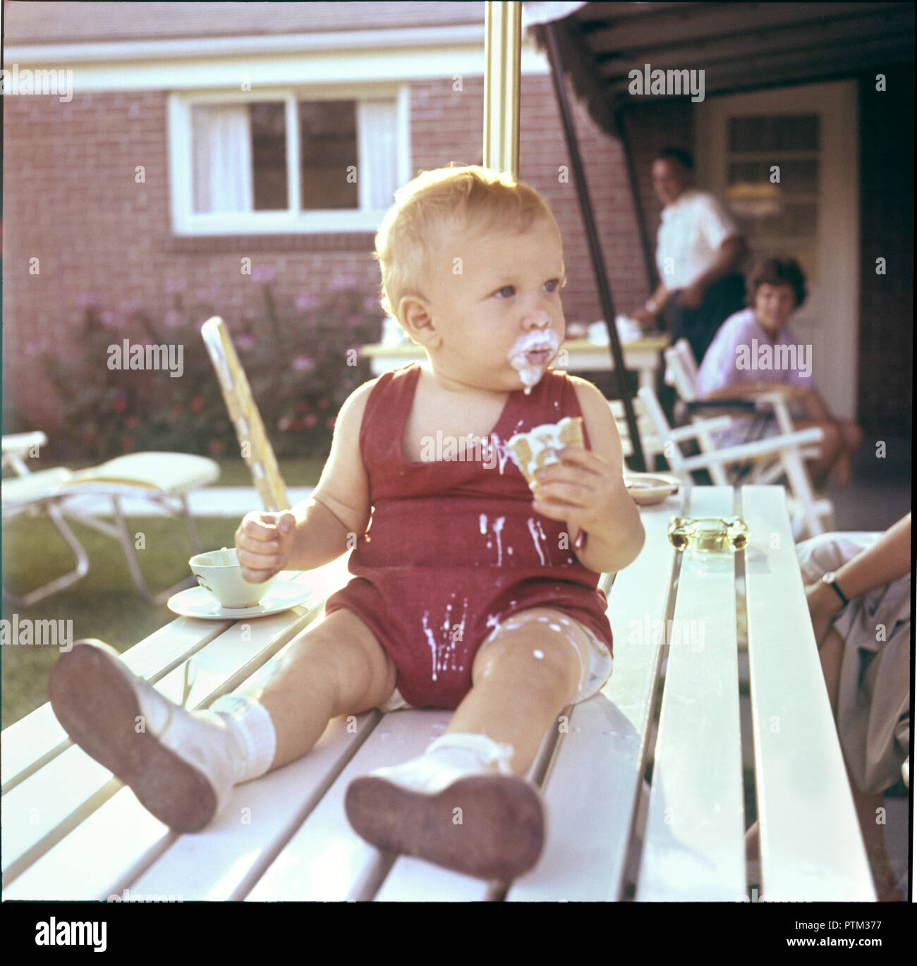 Vintage photo d'un 1950 bébé dans une arrière-cour dans la banlieue nord Banque D'Images
