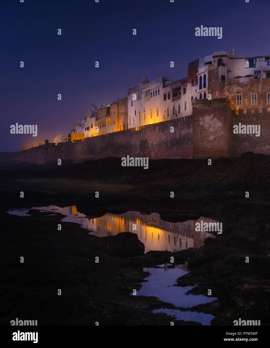 ESSAOUIRA, MAROC - CIRCA MAI 2018 : Avis d'Essaouira, de marée et des murailles fortifiées de nuit. Banque D'Images
