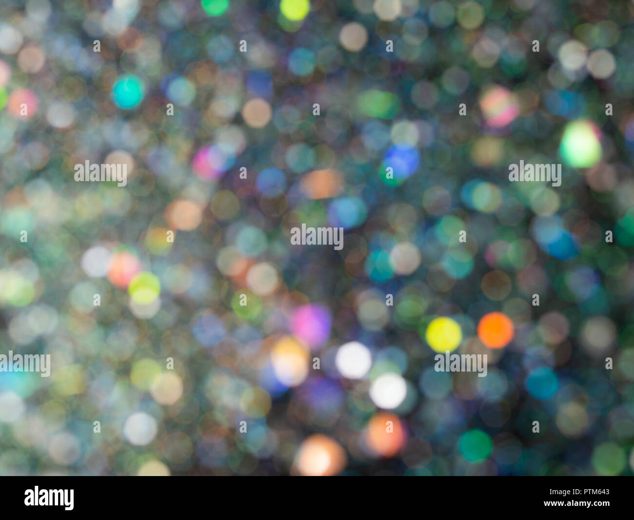 Beau bokeh bulle. Paillettes holographique brouillée sur fond noir. L'art abstrait multicolor glitter bokeh background. Banque D'Images