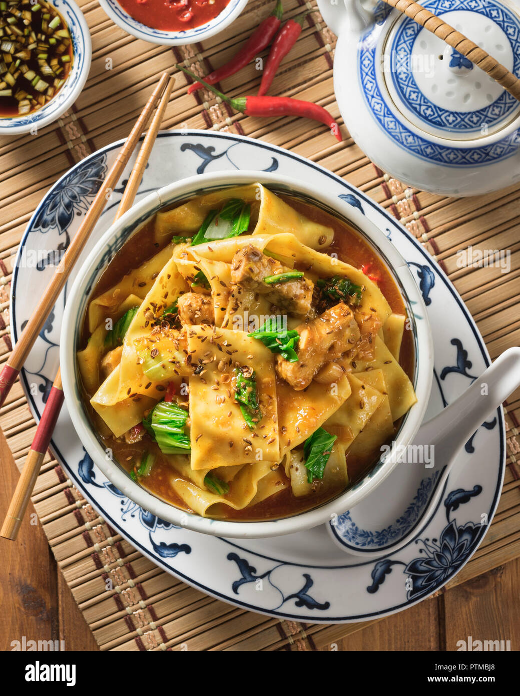 Nouilles biang biang. Cuisine chinoise régionale épicée Banque D'Images