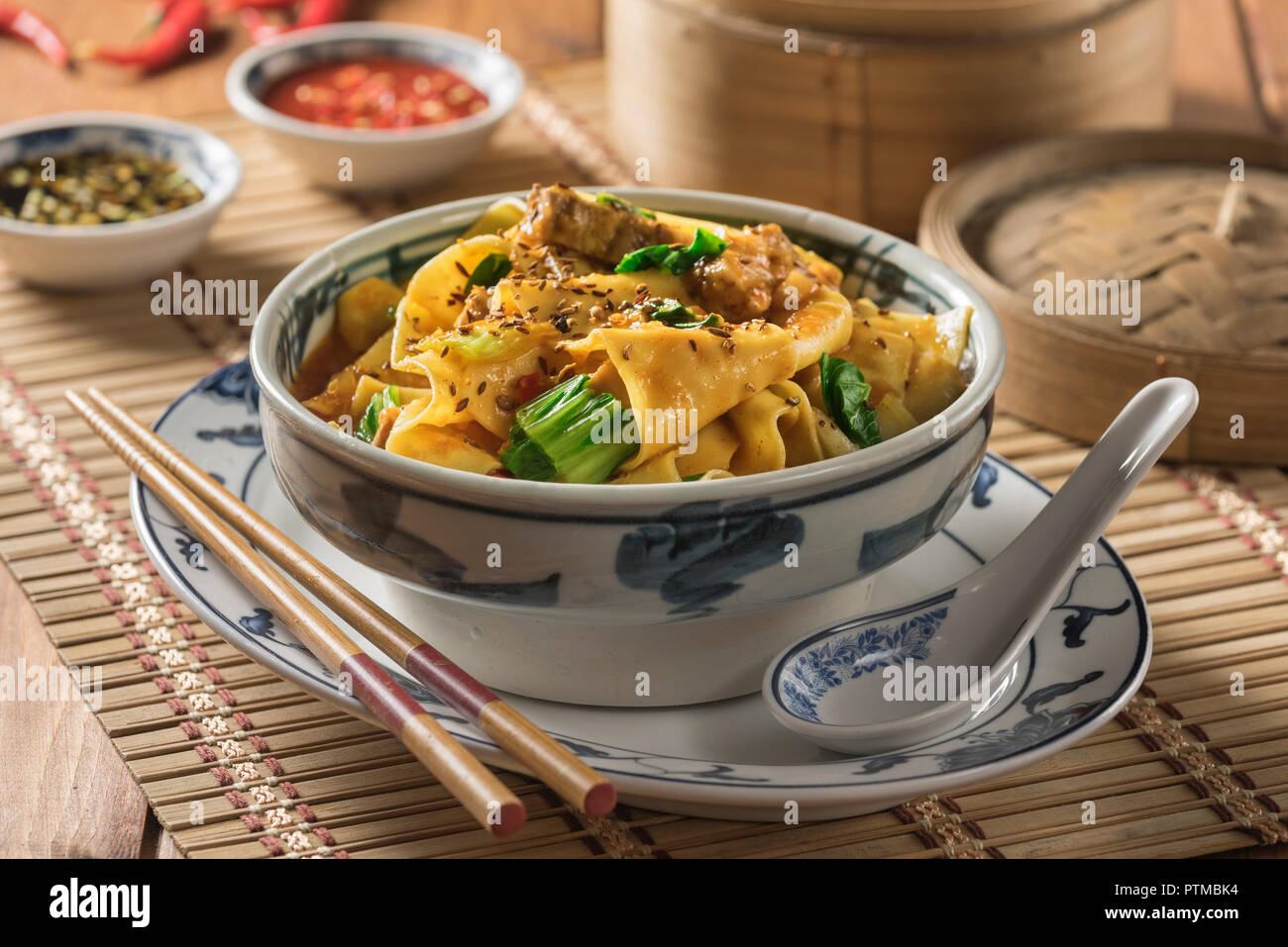 Nouilles biang biang. Cuisine chinoise régionale épicée Banque D'Images