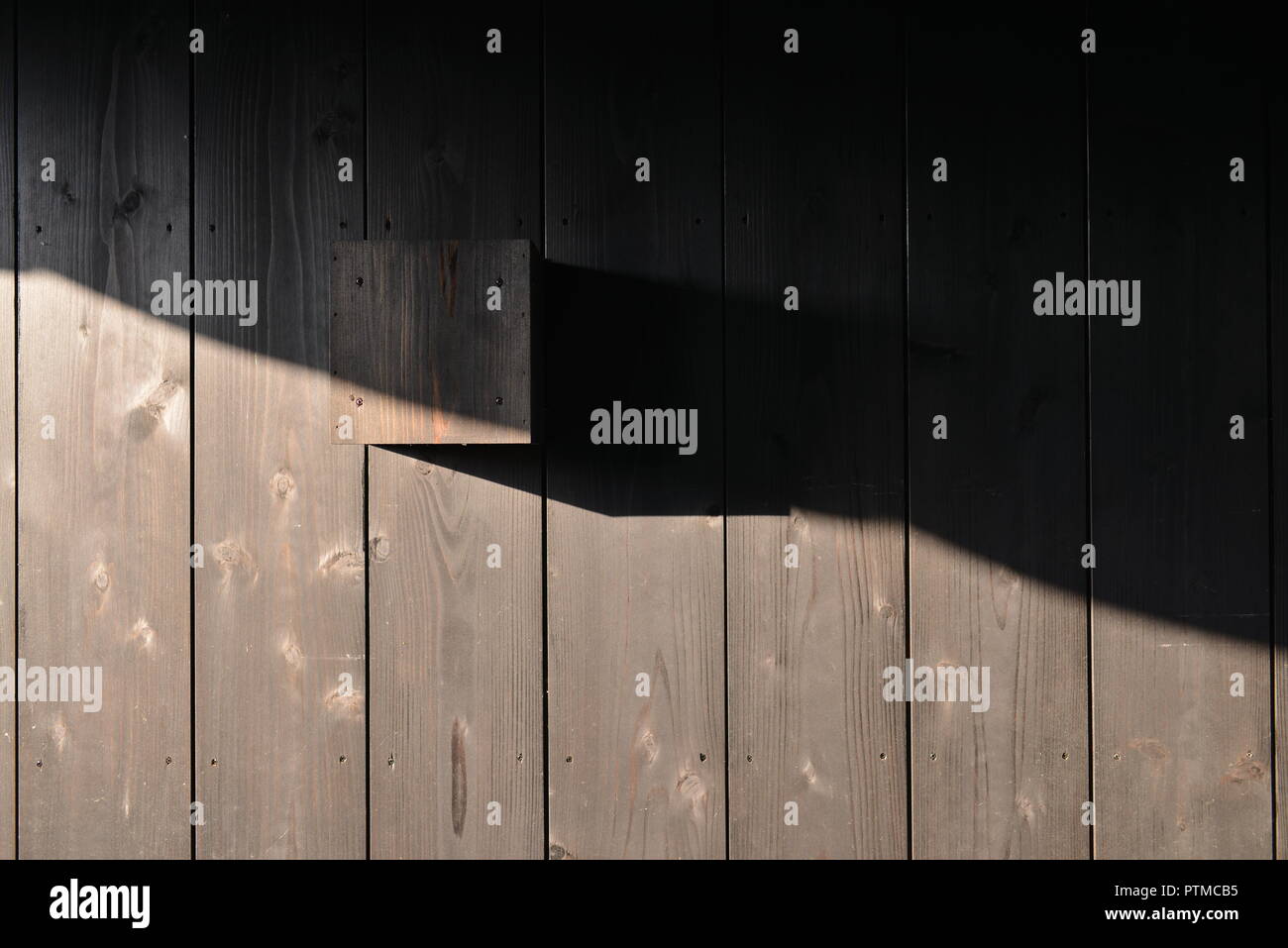 Ombre au soleil sur le mur de wodden Banque D'Images