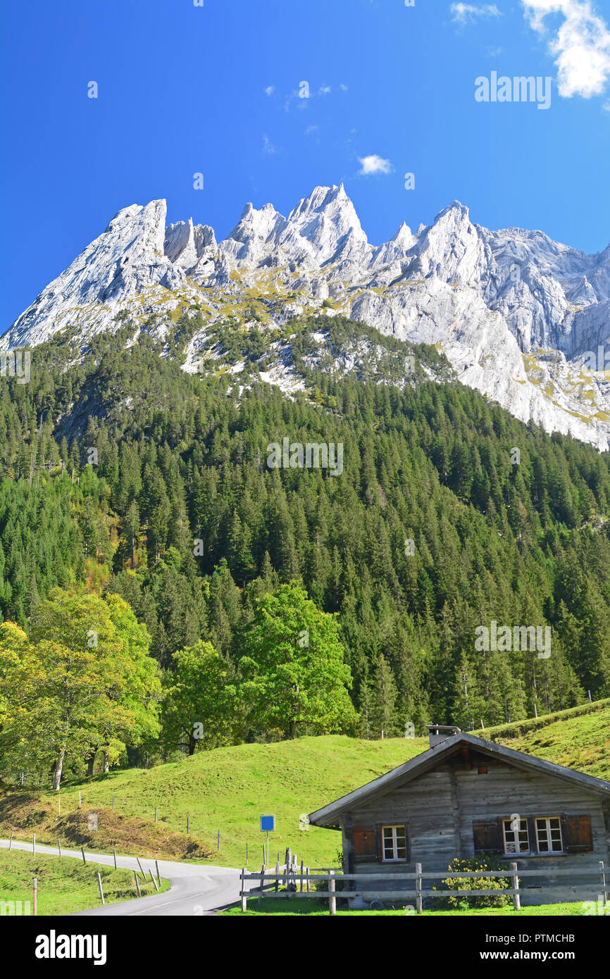 Les montagnes au-dessus de Grindlewald Engelhorn dans les Alpes bernoises en Suisse. Avec un chalet suisse à l'avant-plan Banque D'Images