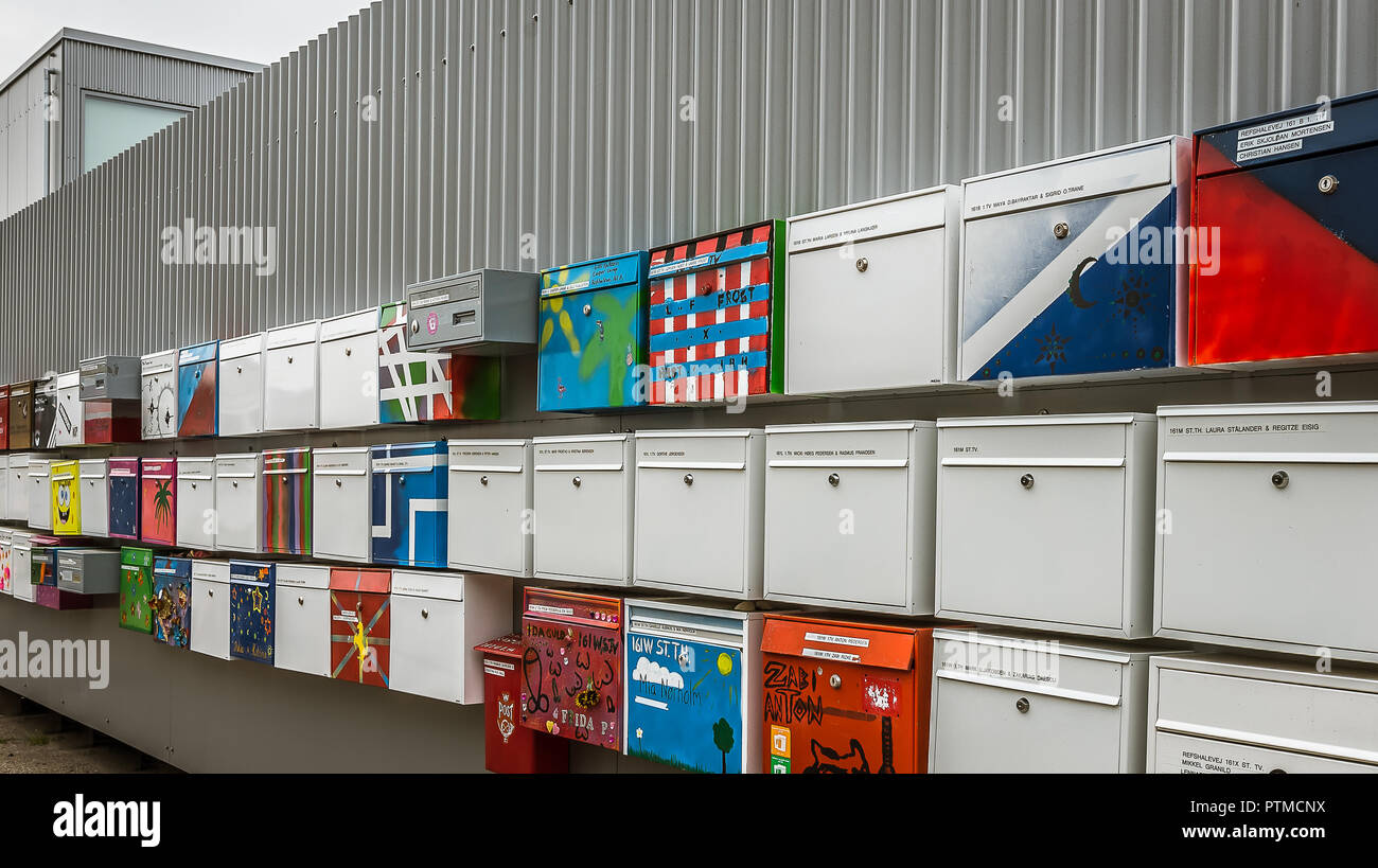 Boîtes aux lettres multicolores dans une rangée sur un mur gris, Copenhague, le 6 octobre 2016 Banque D'Images