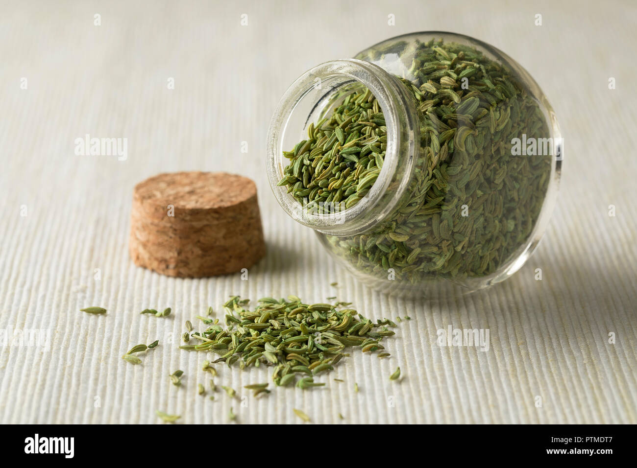 Bol en verre avec des graines d'anis vert closeup Banque D'Images