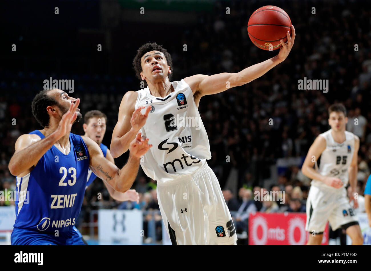 (181010) -- BELGRADE, oct, 10, 2018 (Xinhua) -- le Partizan Marcus Paige (R) avant le dispute à Zenit's Philip Scrubb pendant le deuxième tour de l'Eurocup 2018-2019 saison régulière de basket-ball tournoi entre Partizan et Zenit à Belgrade, Serbie le 9 octobre 2018. Partizan remporté 89-82. (Xinhua/Predrag Milosavljevic) Credit : Predrag Milosavljevic/Xinhua/Alamy Live News Banque D'Images
