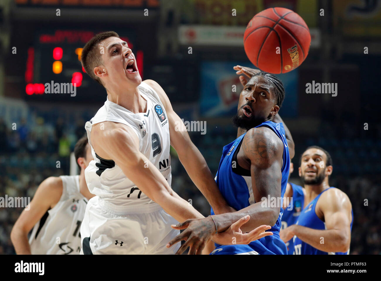 (181010) -- BELGRADE, oct, 10, 2018 (Xinhua) -- le Partizan Vanja Marinkovic (L) rivalise avec Zenit's Jalen Reynolds durant la deuxième tour lors de la saison régulière 2018-2019 Tournoi de basket-ball de l'Eurocup entre Partizan et Zenit à Belgrade, Serbie le 9 octobre 2018. Partizan remporté 89-82. (Xinhua/Predrag Milosavljevic) Credit : Predrag Milosavljevic/Xinhua/Alamy Live News Banque D'Images