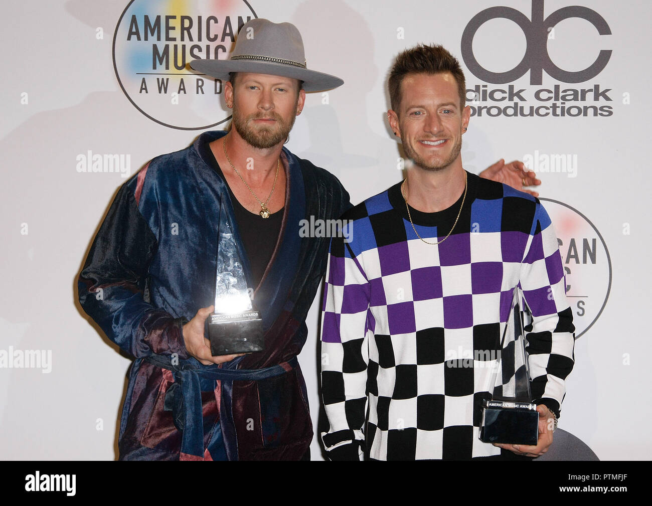 Los Angeles, CA, USA. 09Th Oct, 2018. Brian Kelley et Tyler Hubbard de Florida Georgia Line poser dans la salle de presse au cours de la 2018 American Music Awards au Théâtre de Microsoft le 9 octobre 2018 à Los Angeles, Californie. ( Crédit : l'espace d'image/media Punch)/Alamy Live News Banque D'Images