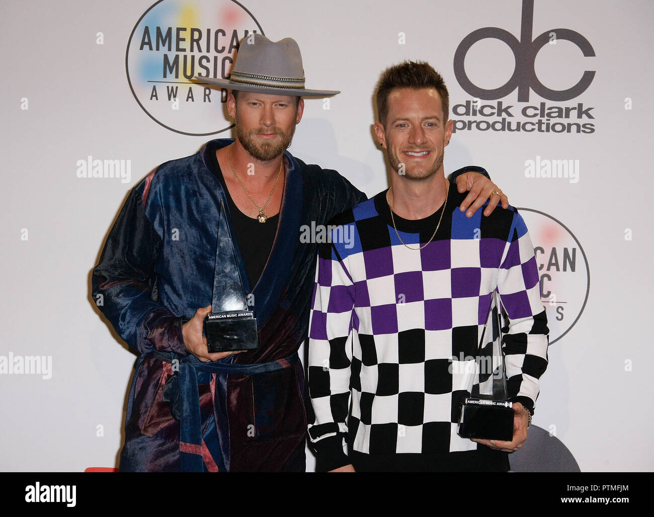 Los Angeles, CA, USA. 09Th Oct, 2018. Brian Kelley et Tyler Hubbard de Florida Georgia Line poser dans la salle de presse au cours de la 2018 American Music Awards au Théâtre de Microsoft le 9 octobre 2018 à Los Angeles, Californie. ( Crédit : l'espace d'image/media Punch)/Alamy Live News Banque D'Images