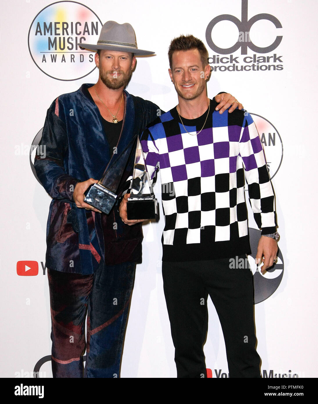 Los Angeles, CA, USA. 09Th Oct, 2018. Brian Kelley et Tyler Hubbard de Florida Georgia Line poser dans la salle de presse au cours de la 2018 American Music Awards au Théâtre de Microsoft le 9 octobre 2018 à Los Angeles, Californie. ( Crédit : l'espace d'image/media Punch)/Alamy Live News Banque D'Images
