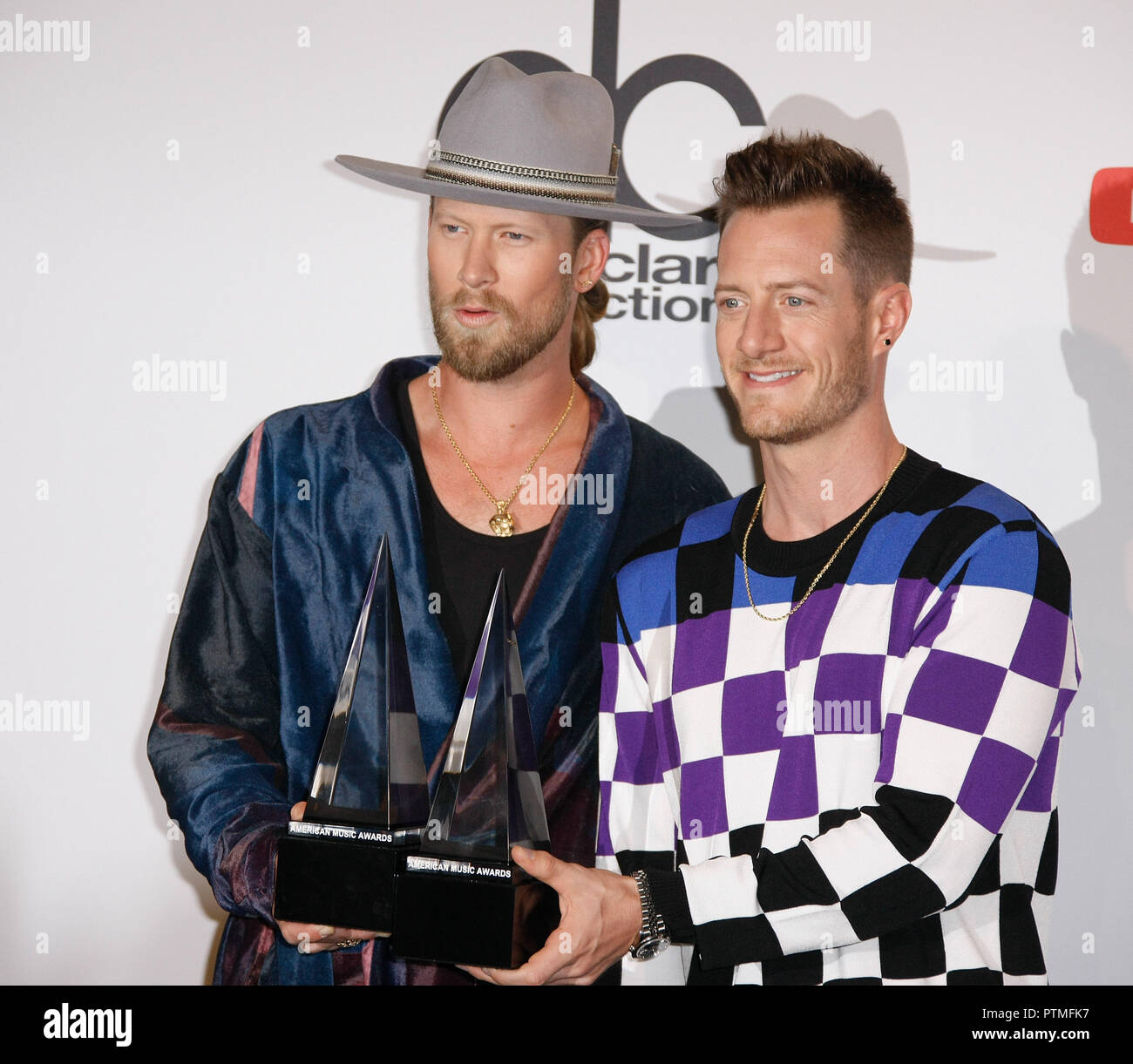 Los Angeles, CA, USA. 09Th Oct, 2018. Brian Kelley et Tyler Hubbard de Florida Georgia Line poser dans la salle de presse au cours de la 2018 American Music Awards au Théâtre de Microsoft le 9 octobre 2018 à Los Angeles, Californie. ( Crédit : l'espace d'image/media Punch)/Alamy Live News Banque D'Images