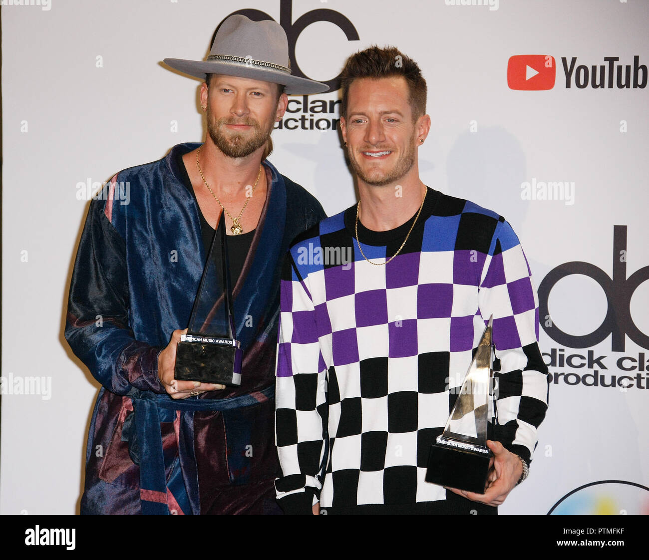 Los Angeles, CA, USA. 09Th Oct, 2018. Brian Kelley et Tyler Hubbard de Florida Georgia Line poser dans la salle de presse au cours de la 2018 American Music Awards au Théâtre de Microsoft le 9 octobre 2018 à Los Angeles, Californie. ( Crédit : l'espace d'image/media Punch)/Alamy Live News Banque D'Images