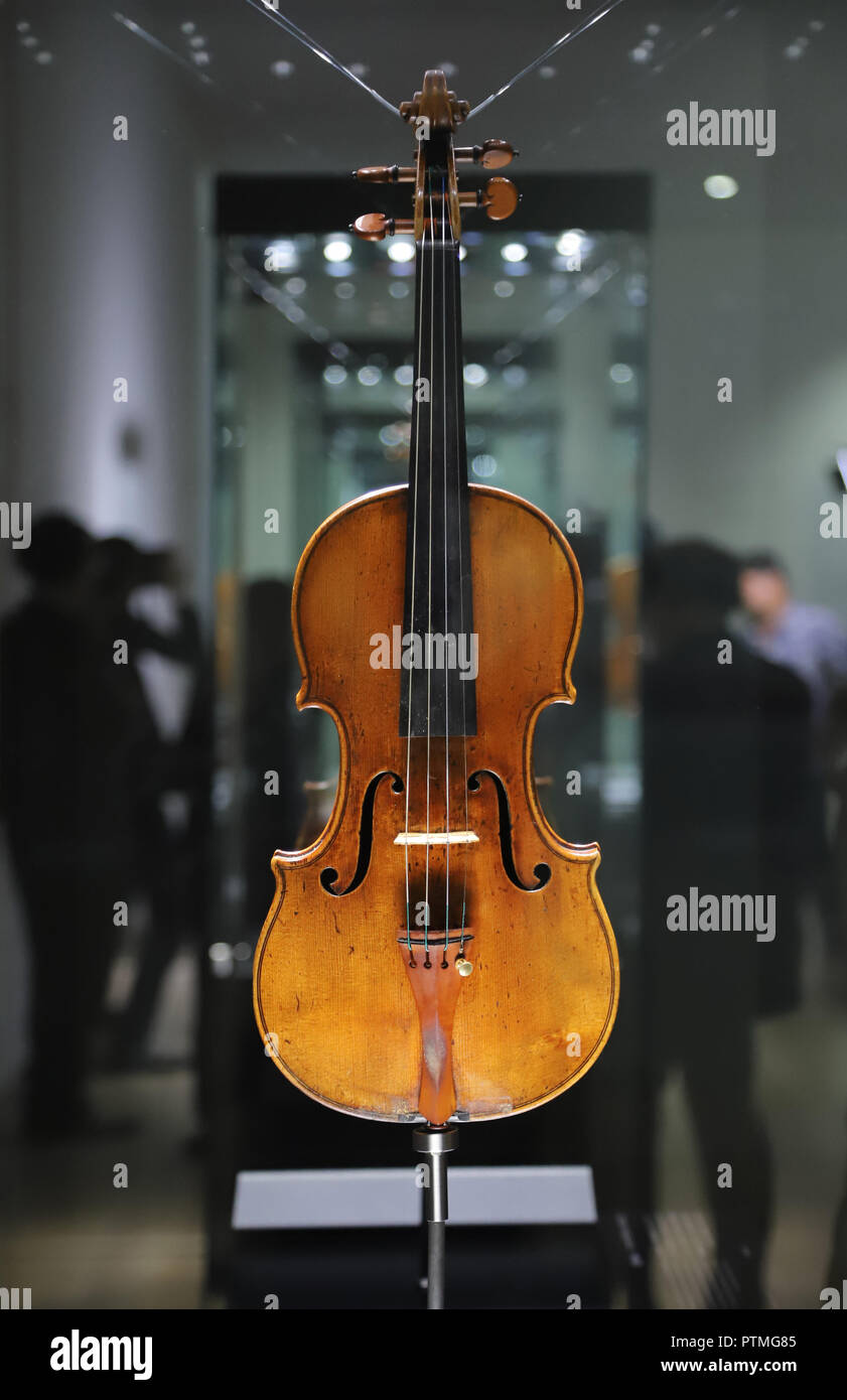 Tokyo, Japon. 9 octobre, 2018. Un violon Stradivarius réalisés en 1696  s'affiche à la Tokyo Festival 2018 Stradivarius Exposition au Roppongi  Hills à Tokyo le mardi 9 octobre 2018. L'exposition intitulée 'Stradivarius'