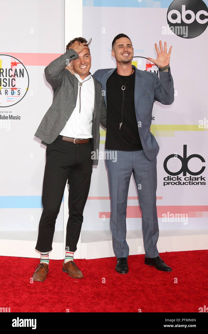 Dean Unglert, Ben Higgins aux arrivées pour 2018 American Music Awards - Arrivals 1, Microsoft Theatre, Los Angeles, CA, le 9 octobre 2018. Photo par : Priscilla Grant/Everett Collection Banque D'Images