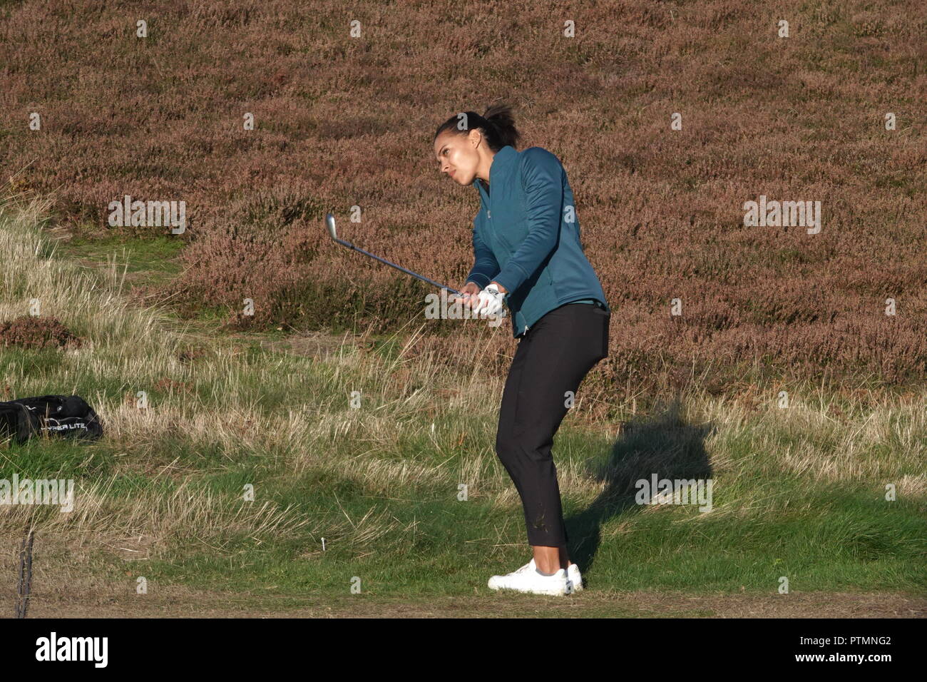 Walton Heath Golf Club, 10 octobre 2018. Commentateur de golf SkySport  Henni Zuel jetons à la 10e trou au Pro-Am au cours de la British SkySports  Masters golf championship organisé par Justin