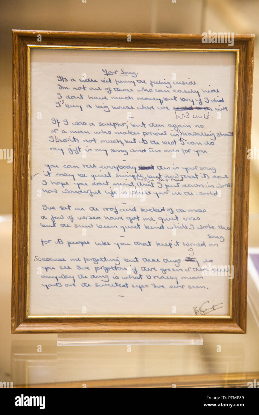 London UK. 10 octobre 2018. Le manuscrit original d'Elton John lyrics 'votre chanson qui a été écrite par Bernie Taupin en 1970 dans le cadre de la collection Rock and Roll Bonhams vente Crédit : amer ghazzal/Alamy Live News Banque D'Images