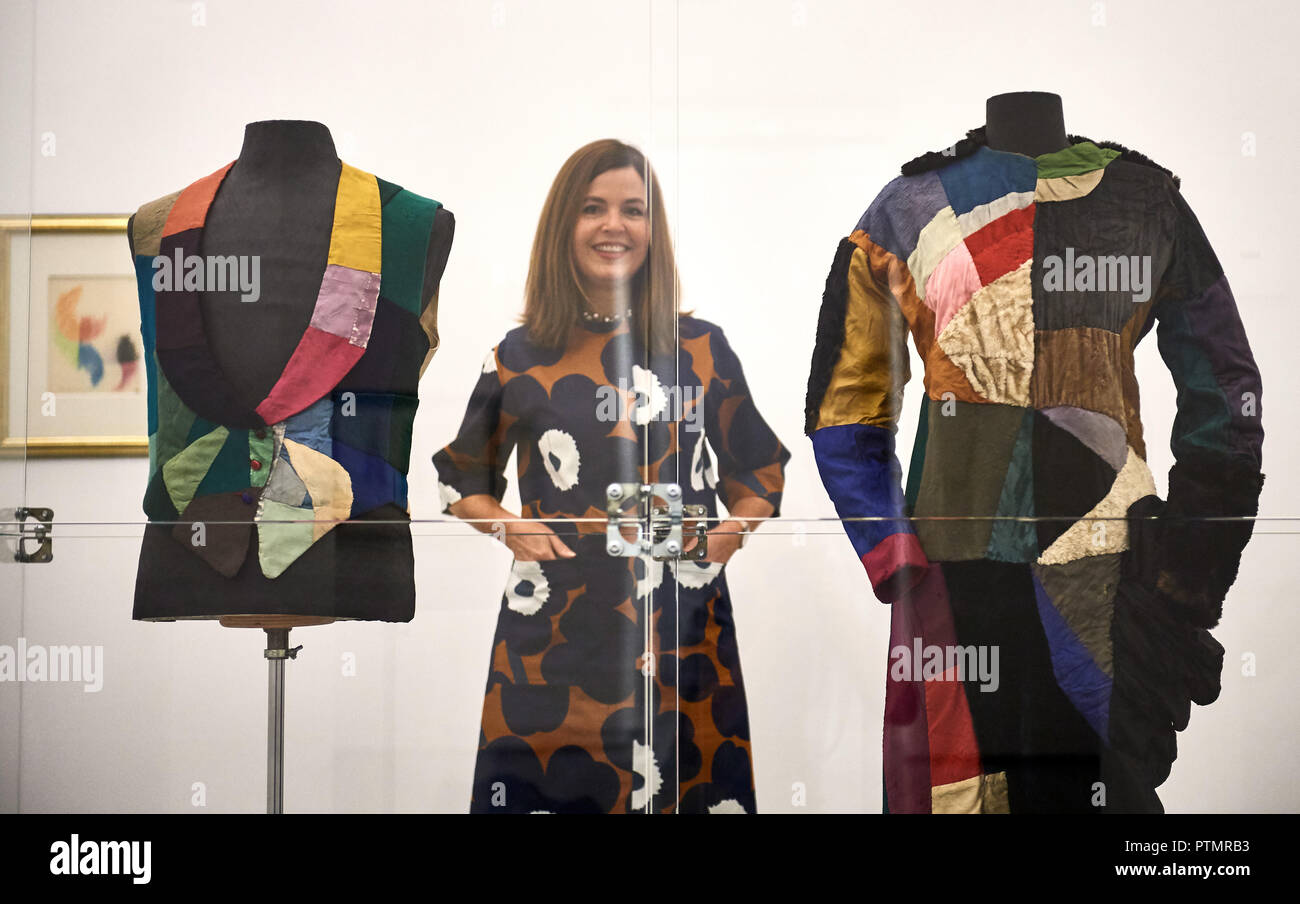 10 octobre 2018, en Rhénanie du Nord-Westphalie, Krefeld : le directeur du Musée, Katia Baudin se tient derrière une vitrine dans le Musée de l'empereur Guillaume dans lequel le soi-disant acquis et simultanée la robe simultanée de l'artiste Sonia Delaunay sont exposées. Dans son exposition 'adaptés à la liberté. La robe de l'artiste autour de 1900 dans la mode, l'Art et société", autour de 300 œuvres de la réforme entre 1900 et 1914. Le spectacle dure du 12 octobre au 24 février 2019. Photo : Bernd Thissen/dpa Banque D'Images