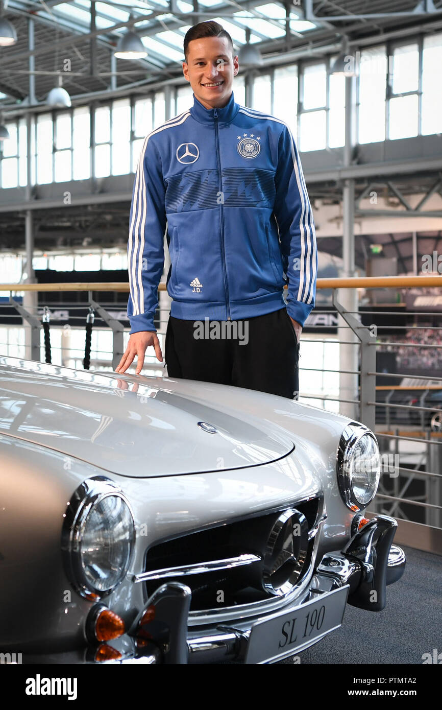Berlin, Allemagne. 10 octobre, 2018. Julian Draxler (Allemagne) pose de la  Mercedes-Benz World sur une Mercedes-Benz 190 SL vintage car.  GES/Fussball/Ligue des Nations Unies : conférence de presse de l'équipe  nationale allemande