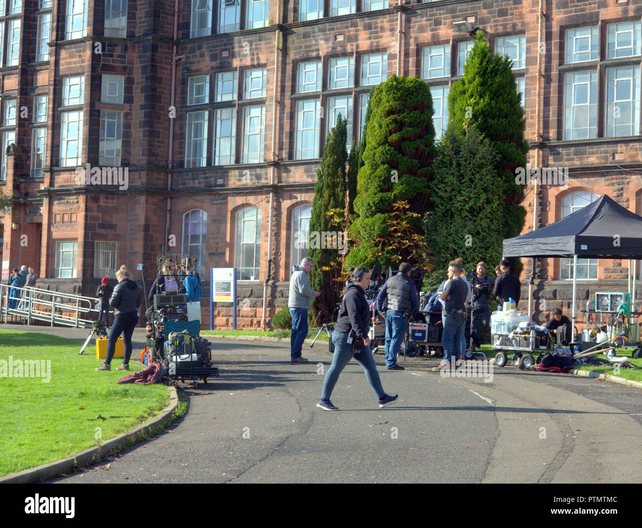 Glasgow, Scotland, UK 10 Octobre, 2018 La deuxième série de la BBC drame médical me font confiance filmait au soleil à Glasgow aujourd'hui à l'aide de l'ancien bâtiment enseignement Strathclyde qu'un hôpital avec son glorieux l'avant du bâtiment, David Stow étant le joyau de la campus Jordanhill. Credit : Gérard ferry/Alamy Live News Banque D'Images