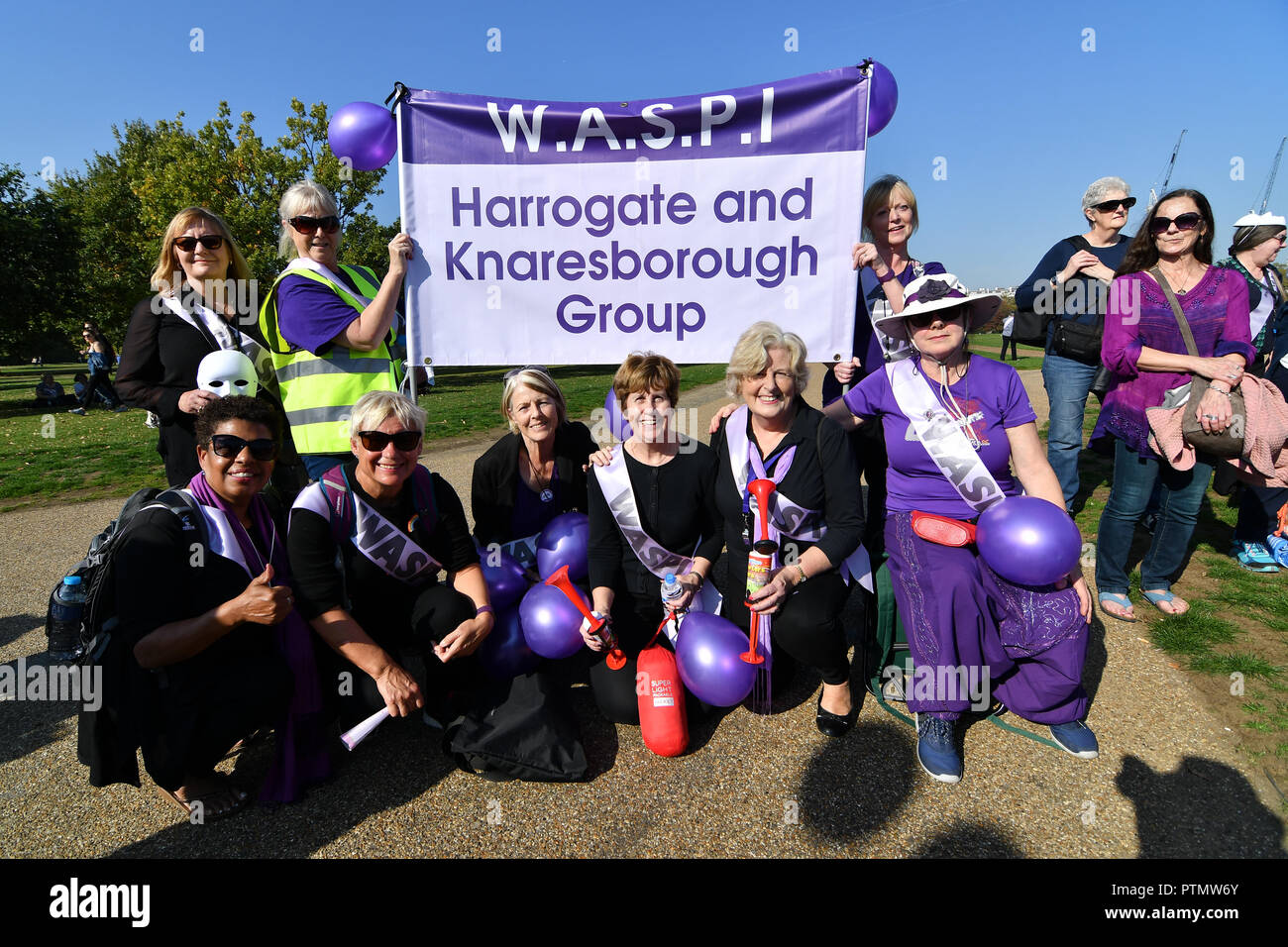 Londres, Royaume-Uni. 10 Oct 2018. Des centaines de pensionné rally 1950 Women's State Pension Campagne, retour à 60, nous avons payé, vous payé et d'autres groupes de la retraite des femmes se joignent à l'Épaule' 'Shoulder comme # OneVoice scandant Theresa peut combien de personnes vous demande aujourd'hui, vole leur pension d'être payer maintenant pas quand nous allons à l'arbre mort du réformateur, Hyde Park, London, UK. 10 octobre 2018. Credit Photo : Alamy/Capital Live News Banque D'Images