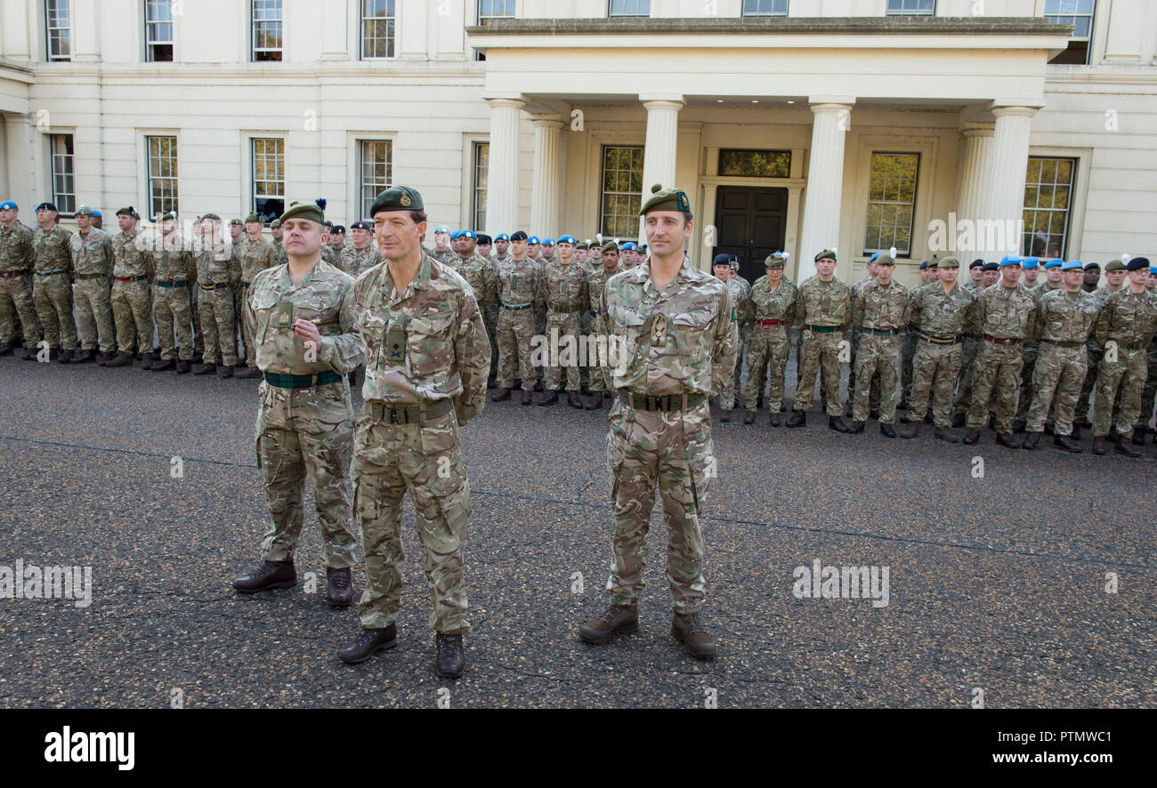 Westminster, London, UK. 10 octobre, 2018. L'Armée de mars au Parlement d'être remercié par le Parlement pour le service en pas un théâtre d'opérations, mais dans 55 pays et implique un contingent de 120 militaires de l'armée - d'une interprétation de la 51 726 soldats qui ont déployé l'an dernier à plus de 55 pays sur les opérations, de la défense et de l'engagement, la formation et la tenue de 25 000 en préparation à la mise en place à tout moment. Le général Rupert Jones (centre) avec les troupes de la Caserne Wellington avant le défilé le long de la cage à pied. Credit : Malcolm Park/Alamy Live News. Banque D'Images