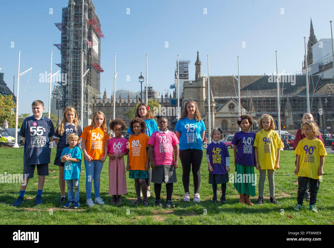 La place du parlement, Londres, Royaume-Uni. 10 octobre, 2018. Les enfants représentant SOS sauver nos écoles prennent leur campagne histoires de la façon dont l'école est sous-financement qui les touchent et leurs écoles à direct députés au Parlement. Layla Moran, John McDonnell et Caroline Lucas sont parmi un groupe de députés l'organisation d'une séance parlementaire le 10 octobre 2018, à l'événement, les enfants de toute l'Angleterre et raconter leurs histoires de chanter comment des années de sous-financement est les concernant et leurs écoles. Credit : Malcolm Park/Alamy Live News. Banque D'Images