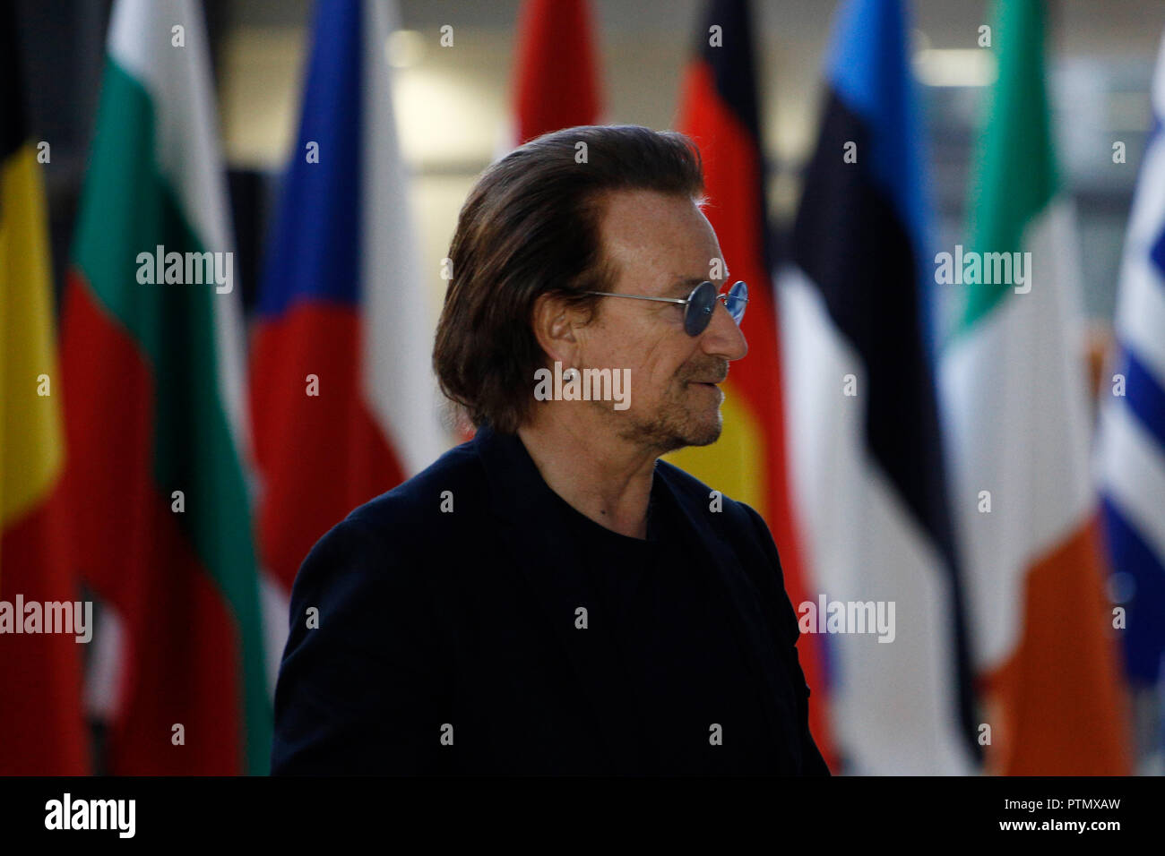Bruxelles, Belgique. 10 octobre, 2018. Donald Tusk, le président du Conseil européen se félicite de Bono, chanteur de U2 et co-fondateur de la campagne One au siège du Conseil européen. Alexandros Michailidis/Alamy Live News Banque D'Images