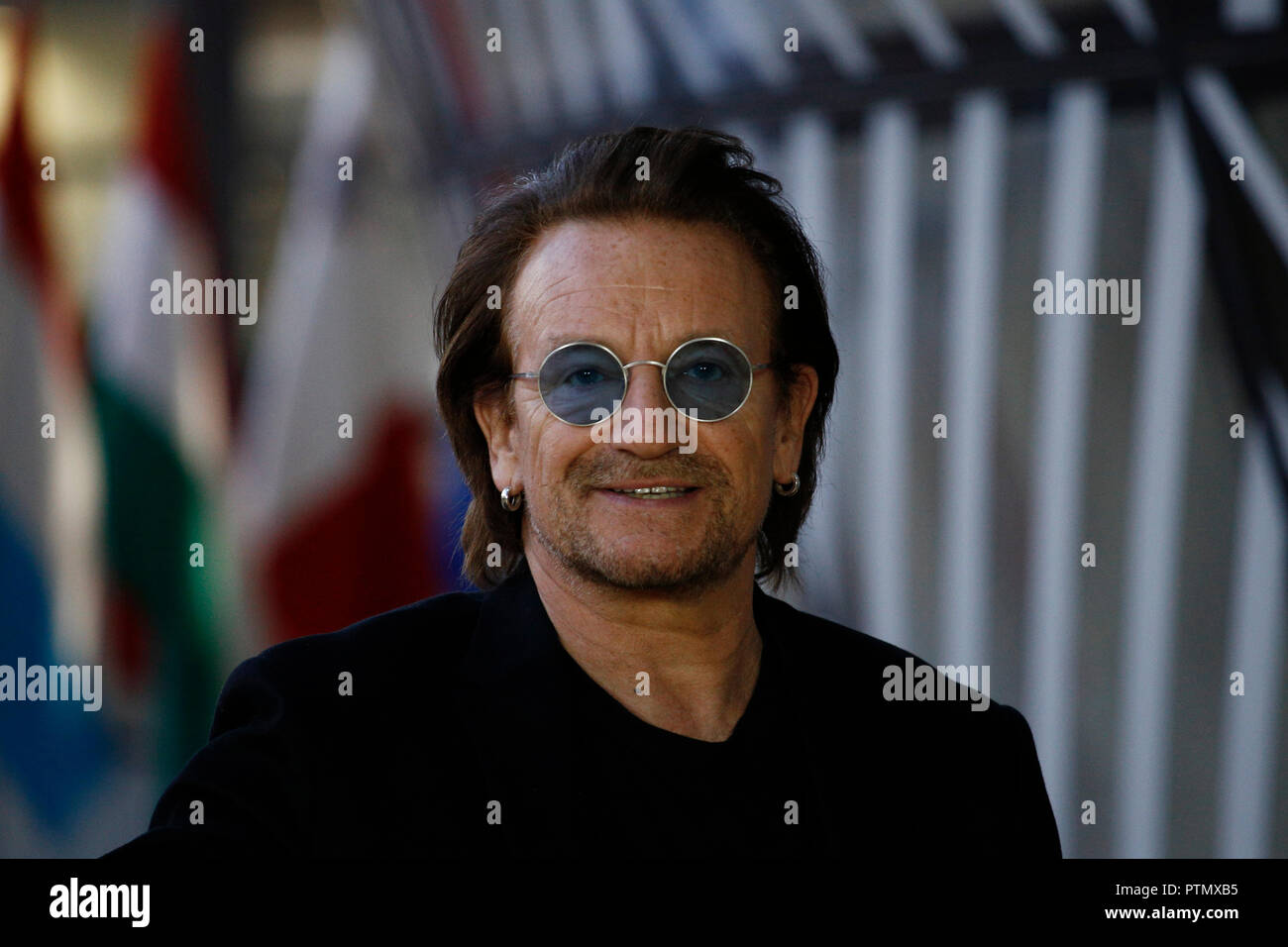 Bruxelles, Belgique. 10 octobre, 2018. Donald Tusk, le président du Conseil européen se félicite de Bono, chanteur de U2 et co-fondateur de la campagne One au siège du Conseil européen. Alexandros Michailidis/Alamy Live News Banque D'Images