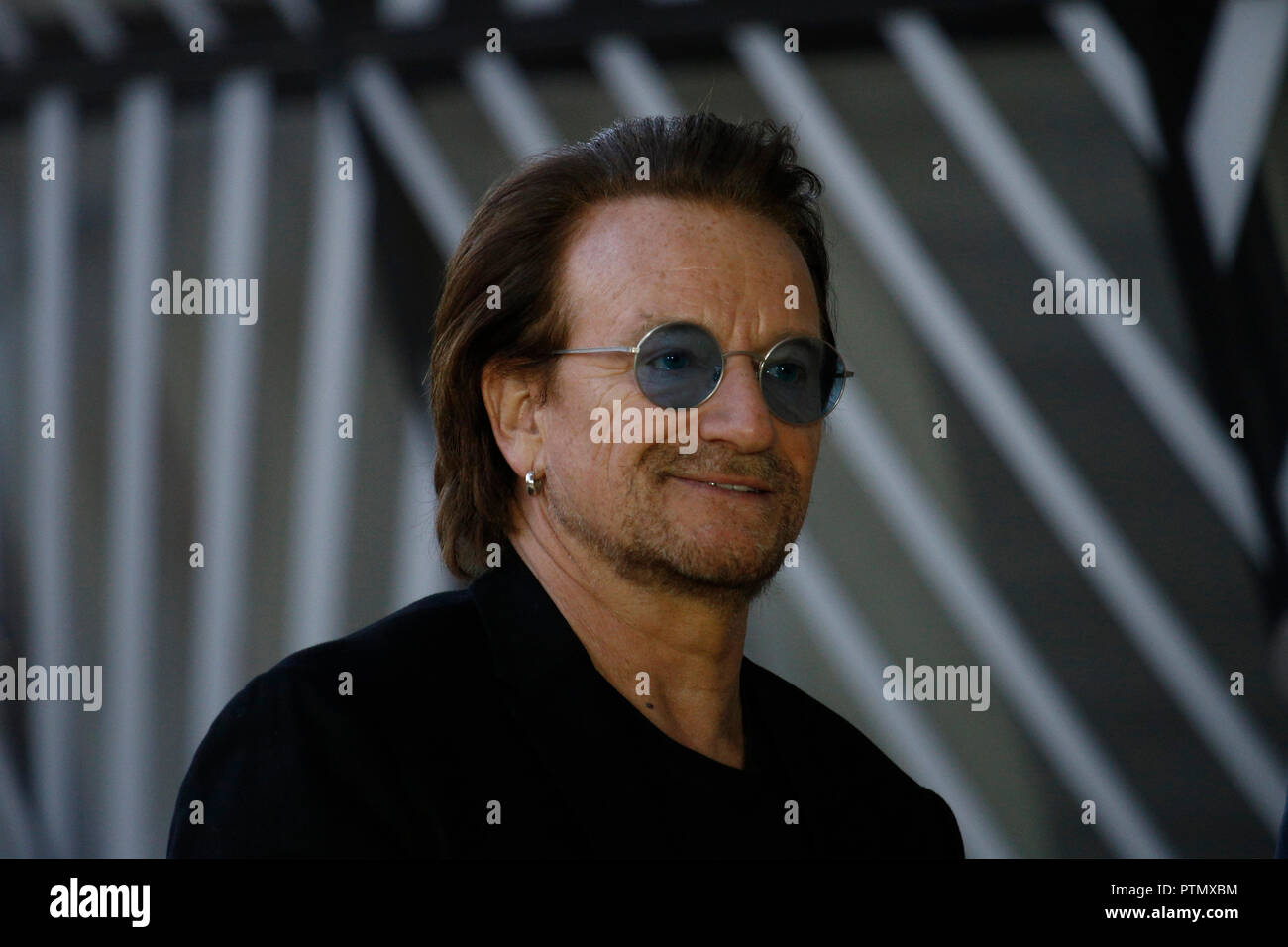 Bruxelles, Belgique. 10 octobre, 2018. Donald Tusk, le président du Conseil européen se félicite de Bono, chanteur de U2 et co-fondateur de la campagne One au siège du Conseil européen. Alexandros Michailidis/Alamy Live News Banque D'Images