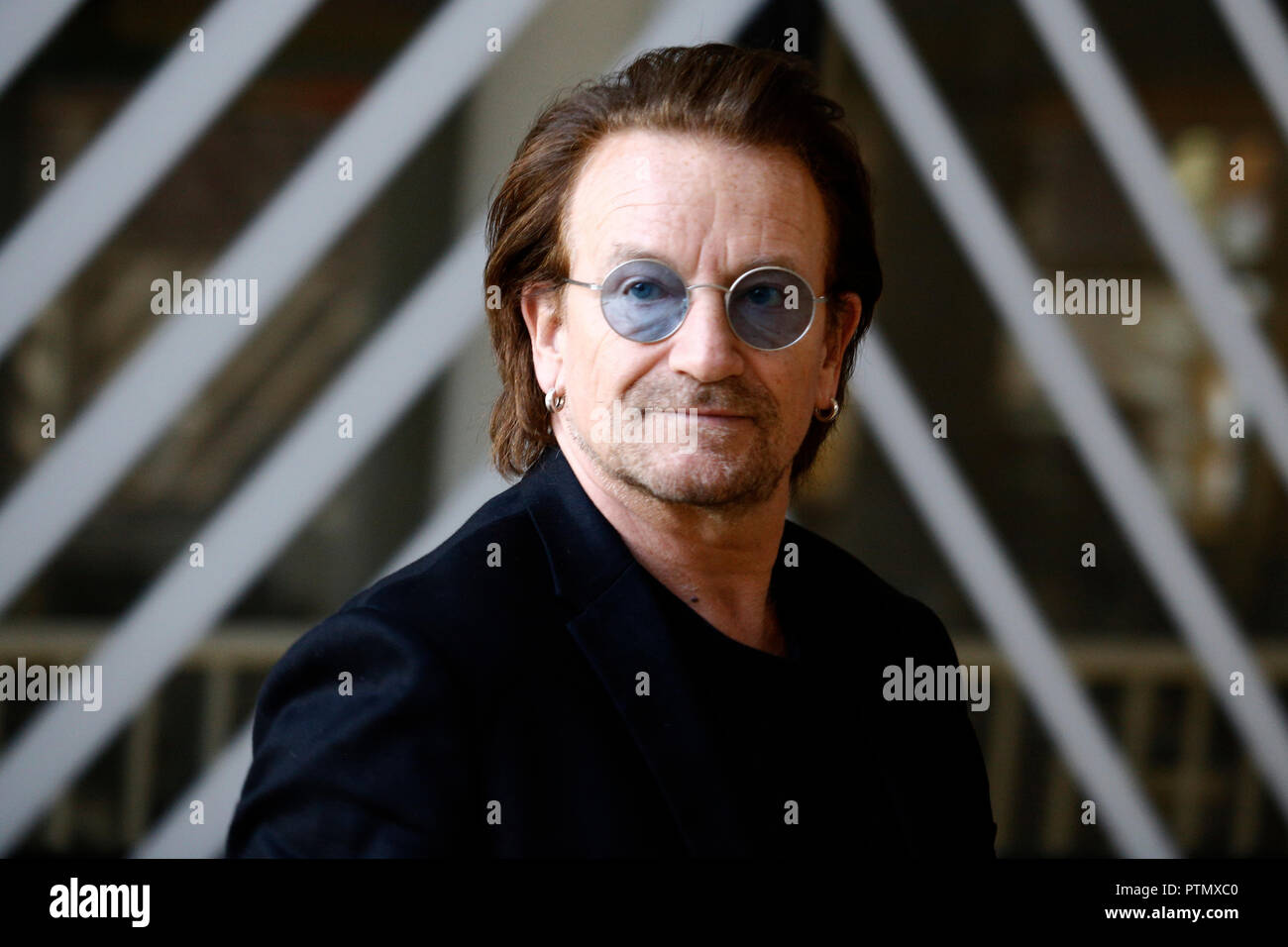 Bruxelles, Belgique. 10 octobre, 2018. Donald Tusk, le président du Conseil européen se félicite de Bono, chanteur de U2 et co-fondateur de la campagne One au siège du Conseil européen. Alexandros Michailidis/Alamy Live News Banque D'Images