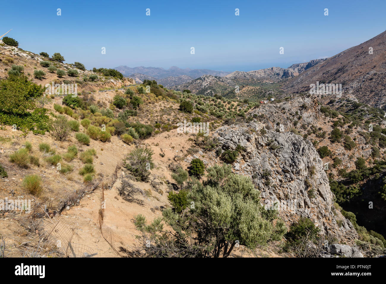 Point de vue dans les montagnes de la Crète, Grèce. Nord, altitude 705 m Banque D'Images