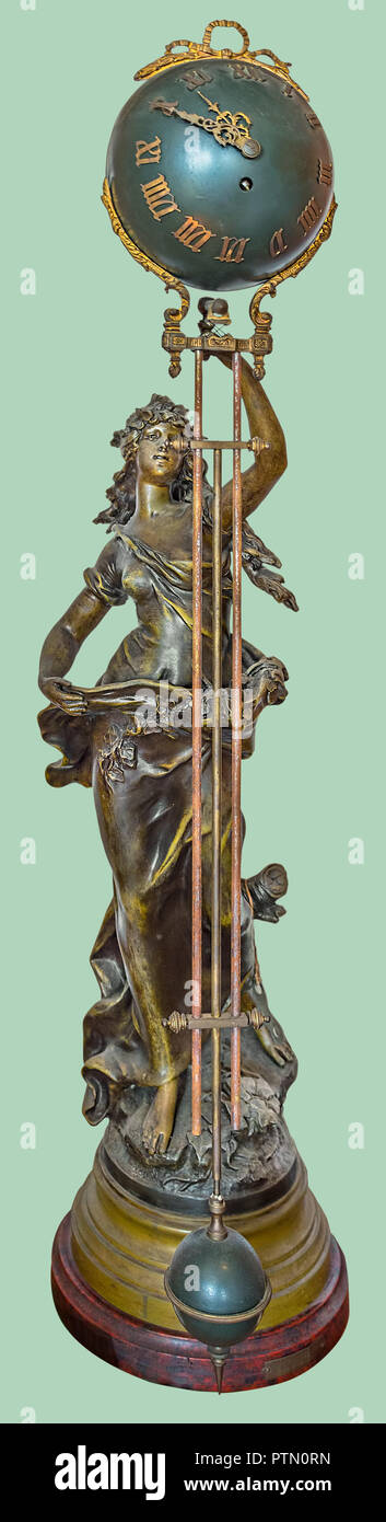 Figurine antique de femme debout en bronze holding orb horloge à pendule isolé sur fond vert avec chemin de détourage. Banque D'Images