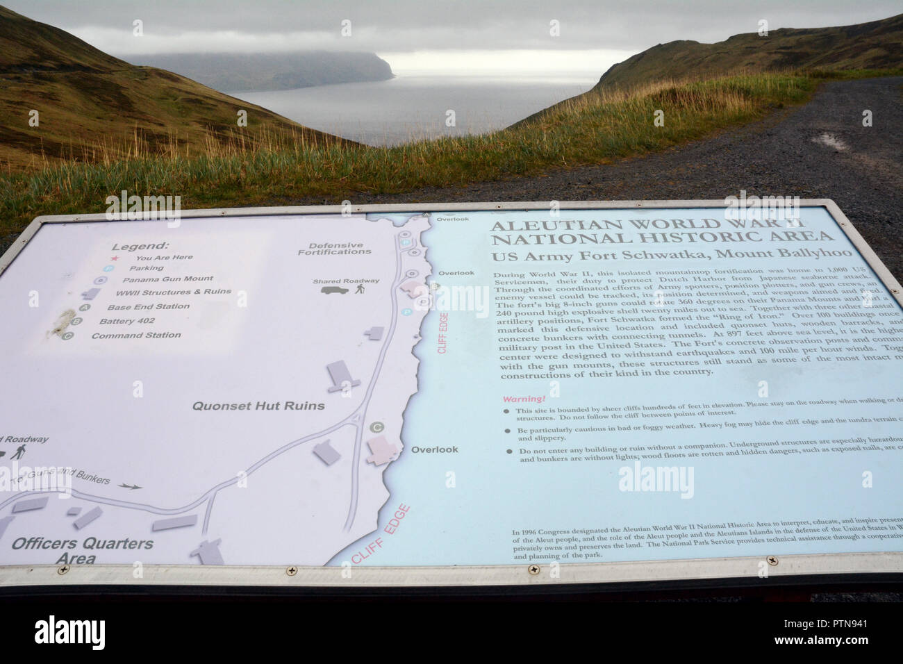 Un signal d'information à l'entrée de la Seconde Guerre mondiale des Aléoutiennes, Lieu historique national Fort Schwatka, Amaknak, île Unalaska, Alaska, USA. Banque D'Images