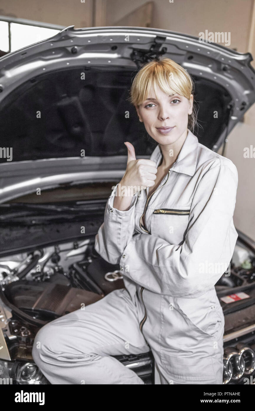 Symbolfoto Personen Frau Frauen Jung Junge Blonde Blonde Blondine Handwerker Handwerkerin Daumen Hoch Global Arbeitsoverall Wirtsc Mechaniker Handwerk Photo Stock Alamy