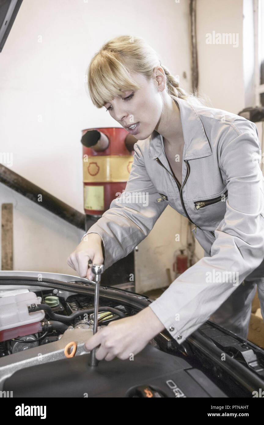 Symbolfoto Personen Frau Frauen Jung Junge Blonde Blonde Blondine Handwerker Handwerkerin Arbeitsoverall Globale Mechaniker Reparatur Reparaturen Repar Photo Stock Alamy