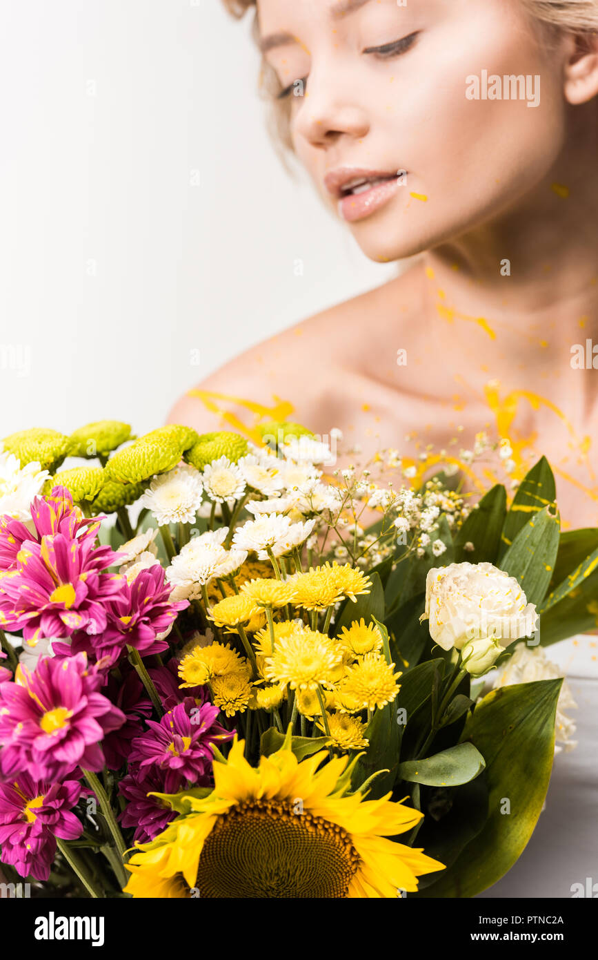 Jolie Femme Avec Bouquet De Fleurs Et De Peinture Jaune Sur