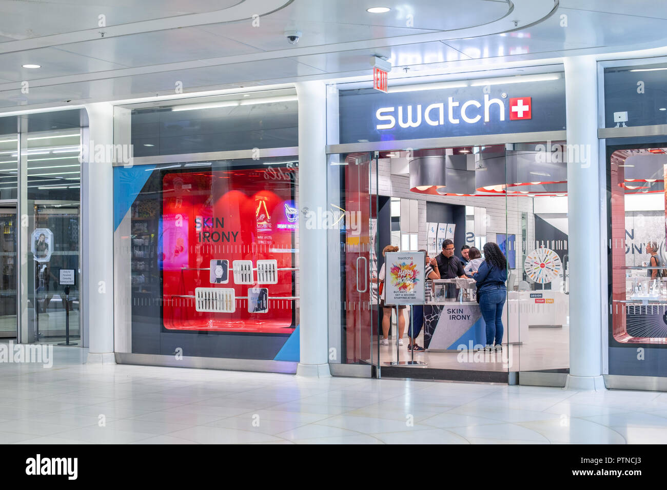NEW YORK, USA - Août, 2018 : Swatch store à Oculus Shopping Center, New York. Swatch est un horloger suisse fondée en 1983 par Nicolas Hayek et une filiale du Swatch Group. Banque D'Images