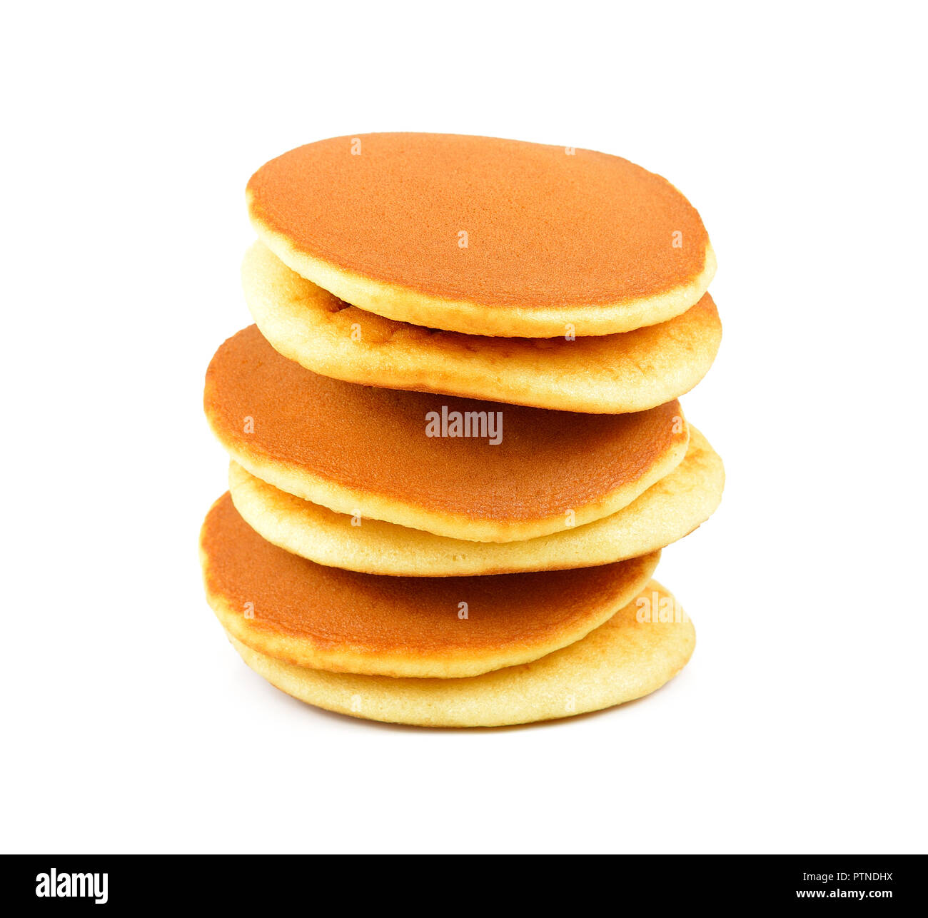 Dorayaki snack japonais, pain crêpes japonais sur fond blanc. Banque D'Images