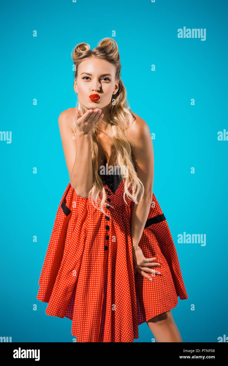 Portrait de femme pin up attrayant dans un style retro soufflage vetements baiser sur fond bleu Photo Stock Alamy