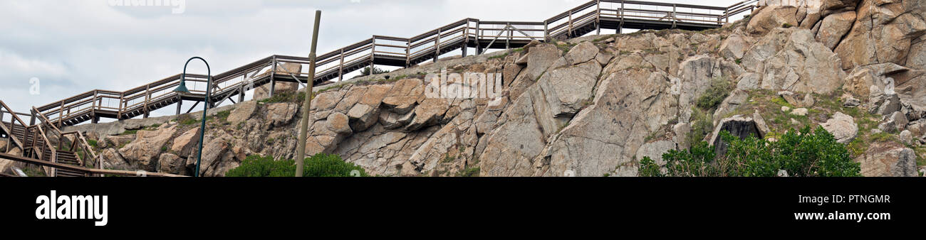 Les escaliers amènent les touristes au sommet des rochers de granite Island Banque D'Images