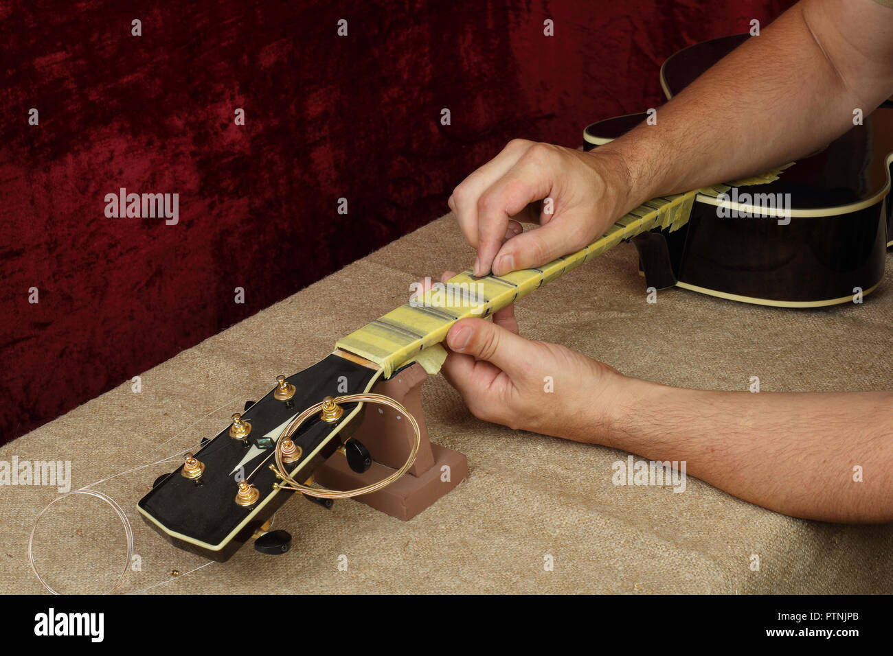 Instrument de musique guitare réparation réparation et polissage  Travailleur - manche de guitare frettes de verre fin Photo Stock - Alamy