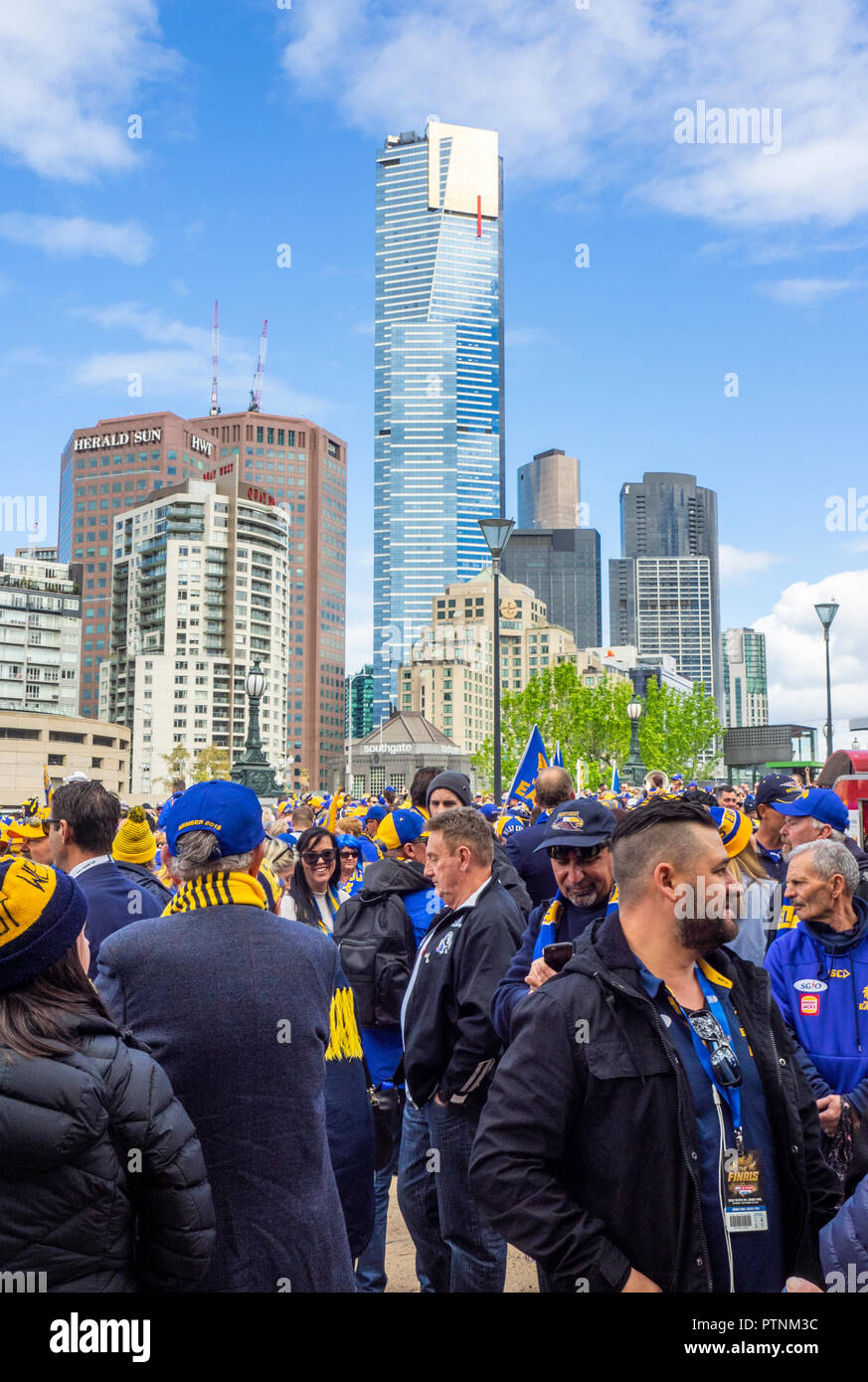 Congrégation de West Coast Eagles fans et sympathisants à Federation Square marchant au Grand Final 2018 au MCG, Victoria de Melbourne en Australie. Banque D'Images